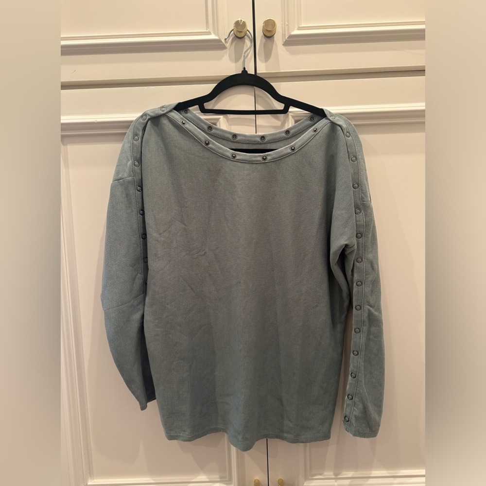 Chaser Small Button Sweatshirt. 💗⚡️